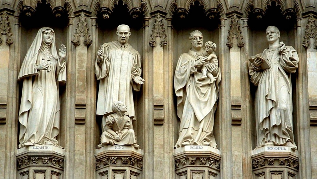 Statula Bonhoefferiui kaip kankiniui (pirma iš dešinės), Westminster Abbey, Londonas.