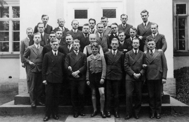 Finkenwaldo seminaristai. Bonhoefferis pirmoje nuo viršaus eilėje, antras iš kairės. 